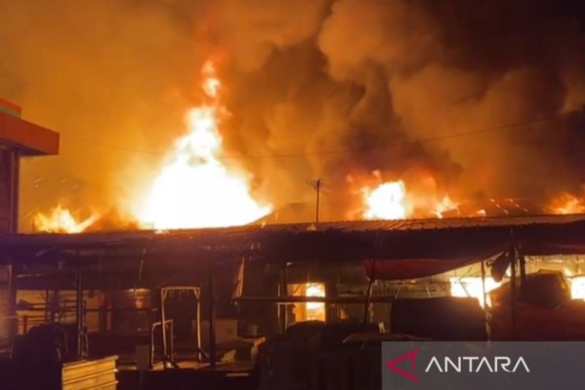 Damkar padamkan puluhan kios terbakar di Pasar Leuwiliang Bogor