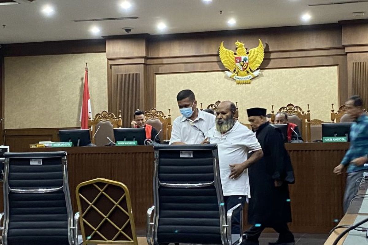 Kuasa hukum : Mantan Gubernur Papua Lukas Enembe tidak bisa ikut sidang vonis besok