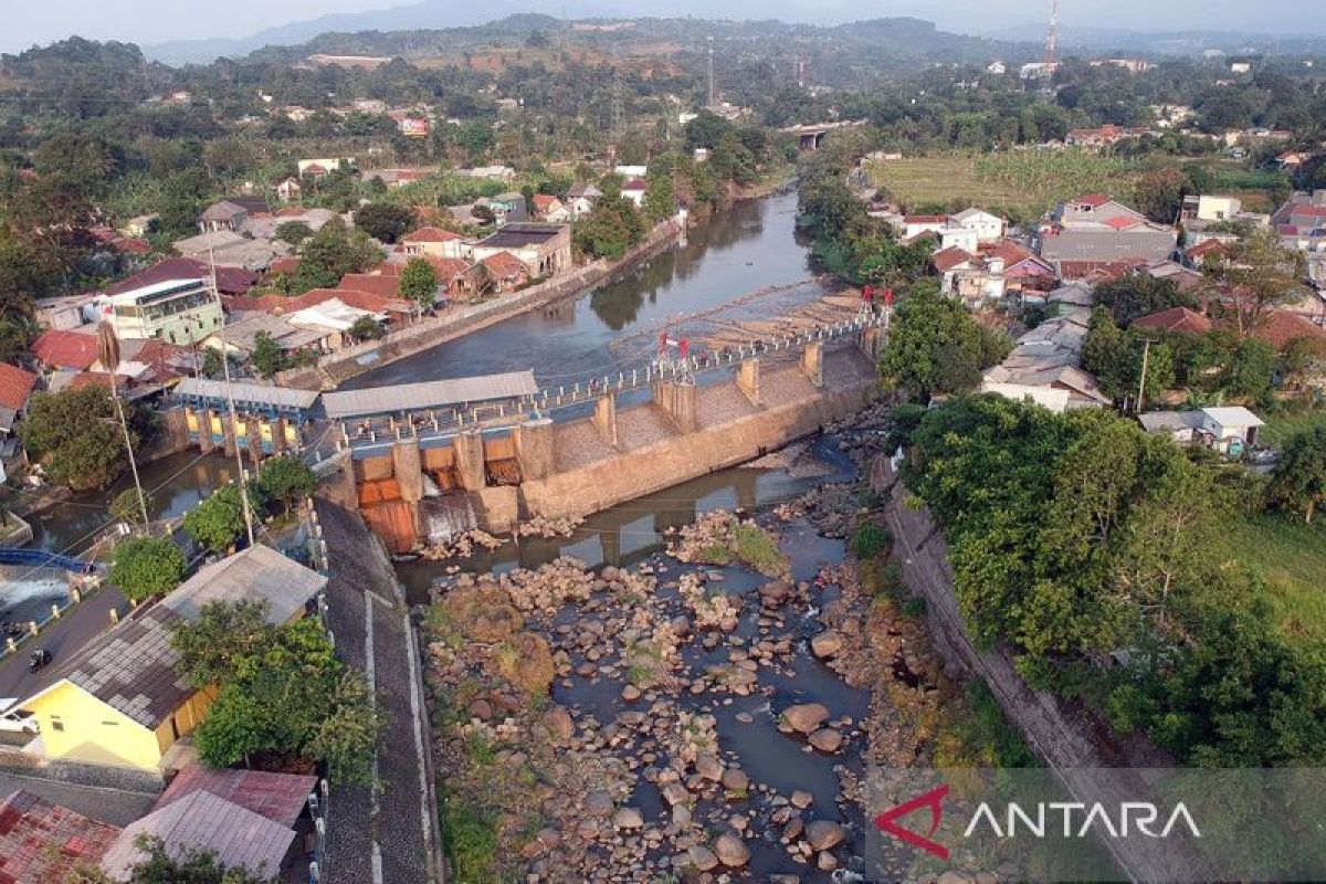 Dampak Kemarau Air Sungai Ciliwung Menyusut - ANTARA News