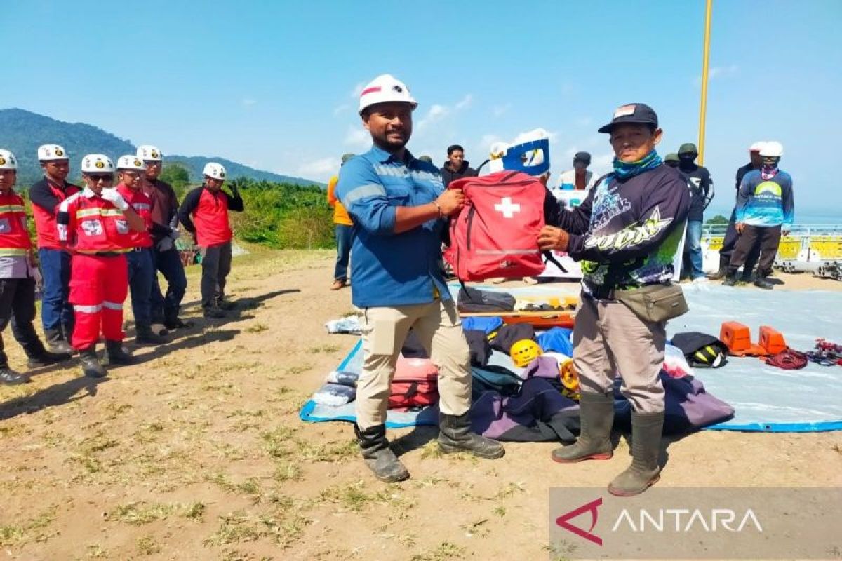 Arutmin NPLCT trains Mamake, Bapake Hills rescue team