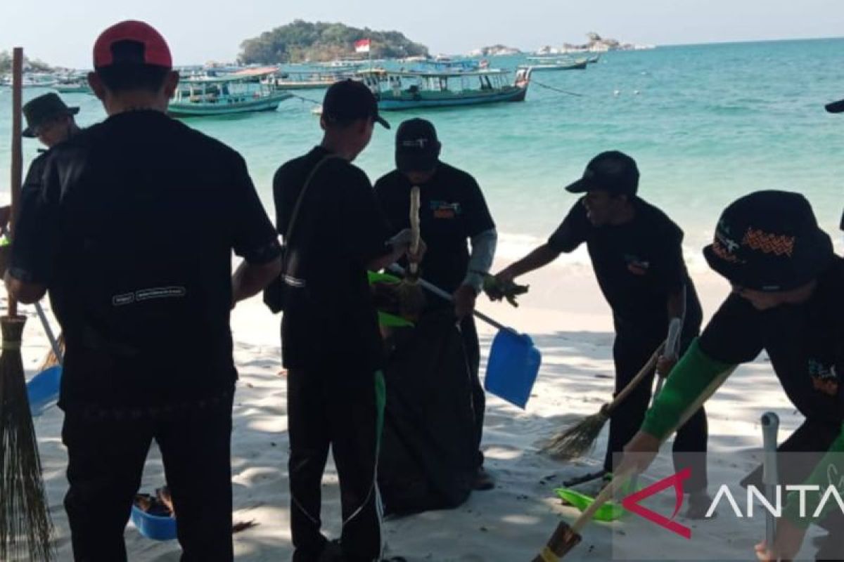Kemenparekraf membersihkan sampah Pantai Tanjung Kelayang