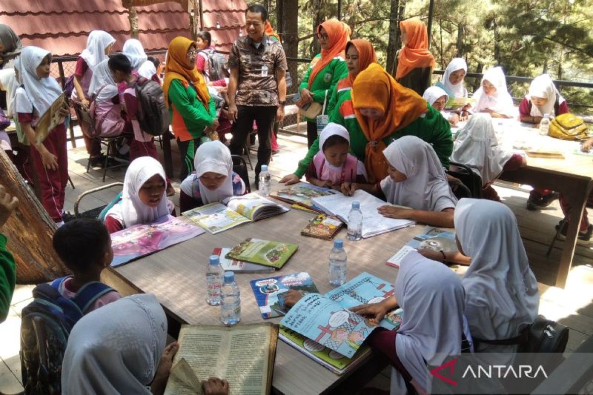 Objek wisata sediakan buku di pojok baca untuk wisatawan