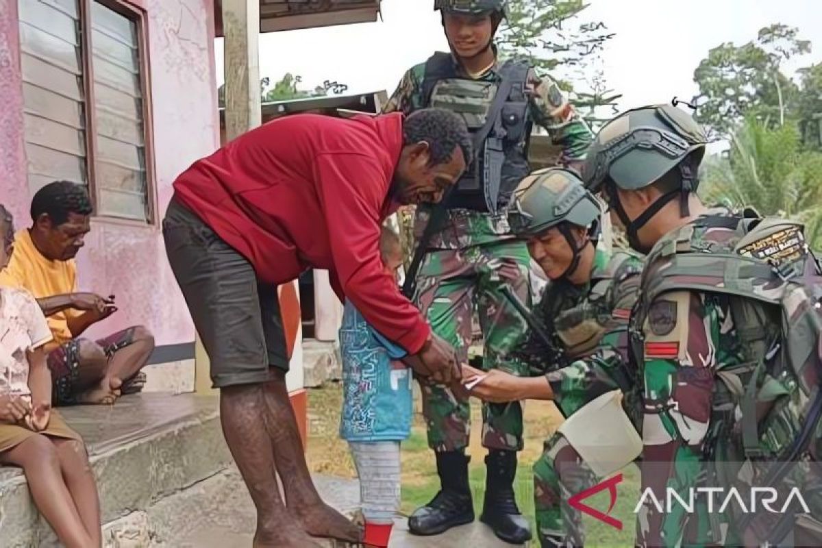 TNI berikan penyuluhan kesehatan ke warga kampung di Maybrat