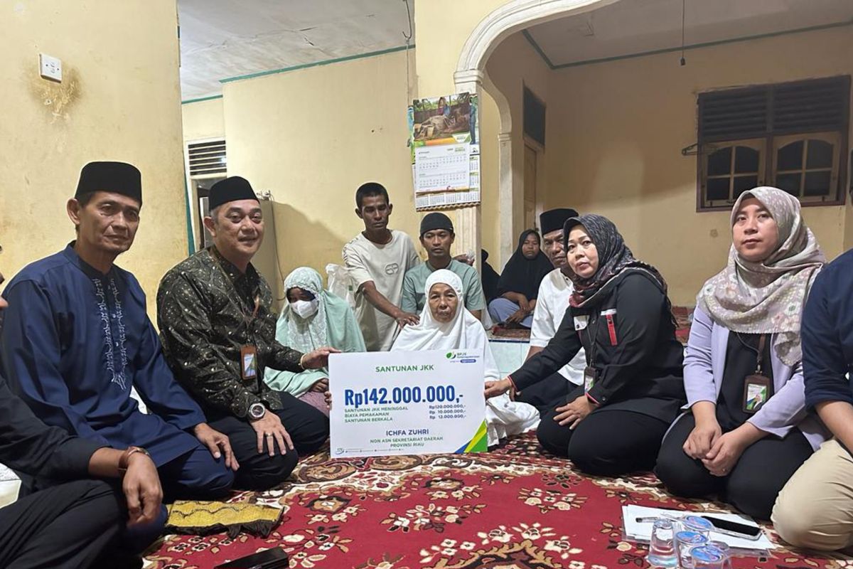 BPJAMSOSTEK beri santunan korban kecelakaan rombongan Gubernur Riau