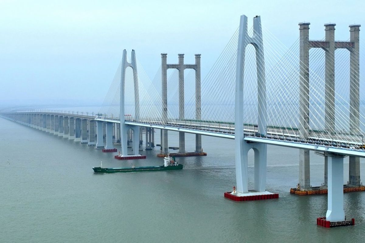 China buka jalur kereta cepat lintas laut tercepatnya di Selat Taiwan