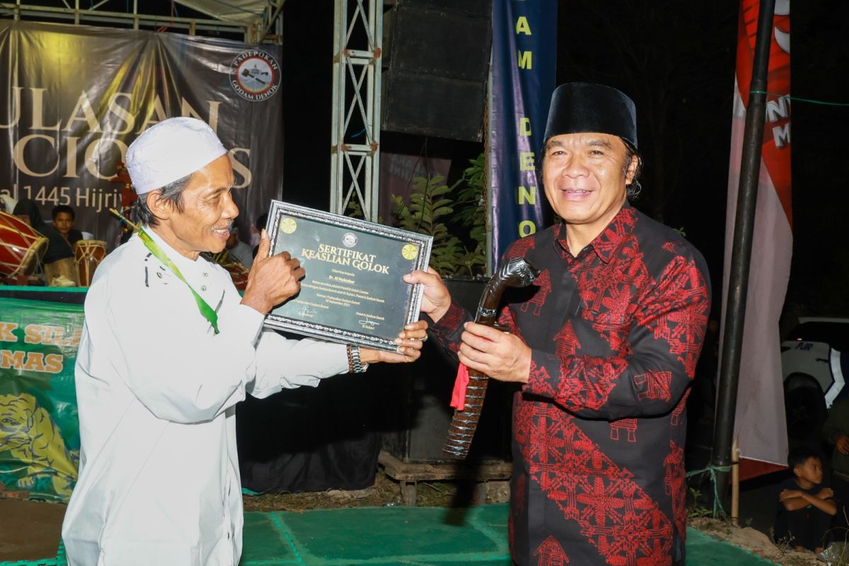 Tradisi pengulasan golok setiap 12 Rabiul Awal di Banten