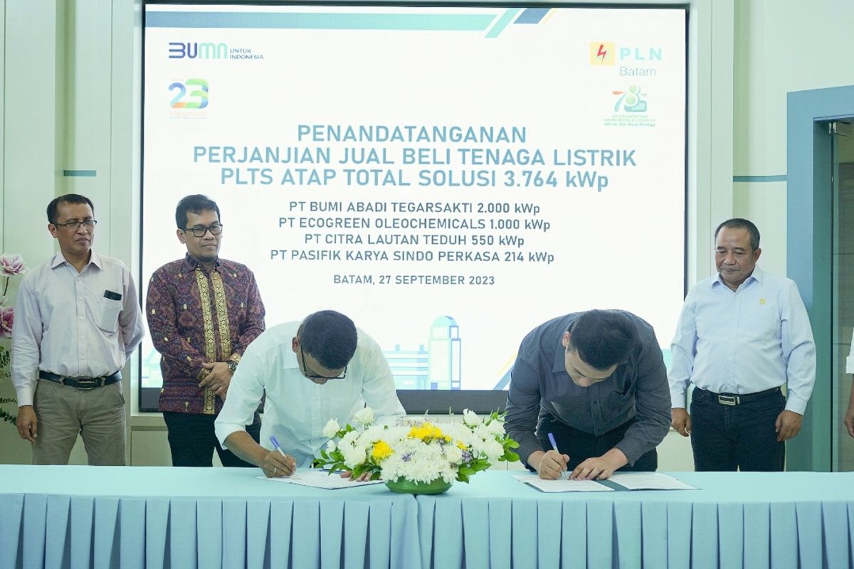 PLN Batam suplai listrik hijau sebesar 3.764 KWp ke industri di Batam