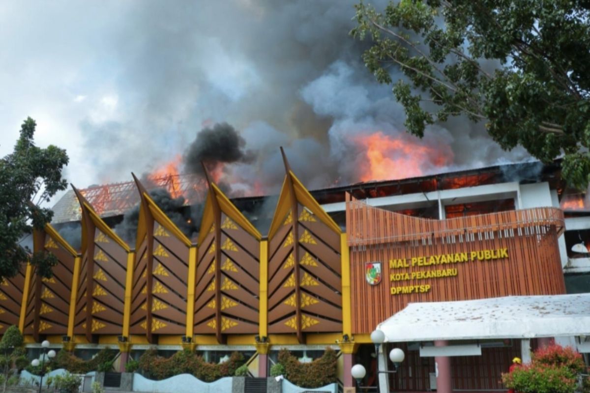 Pemkot Pekanbaru Riau bongkar gedung MPP yang terbakar