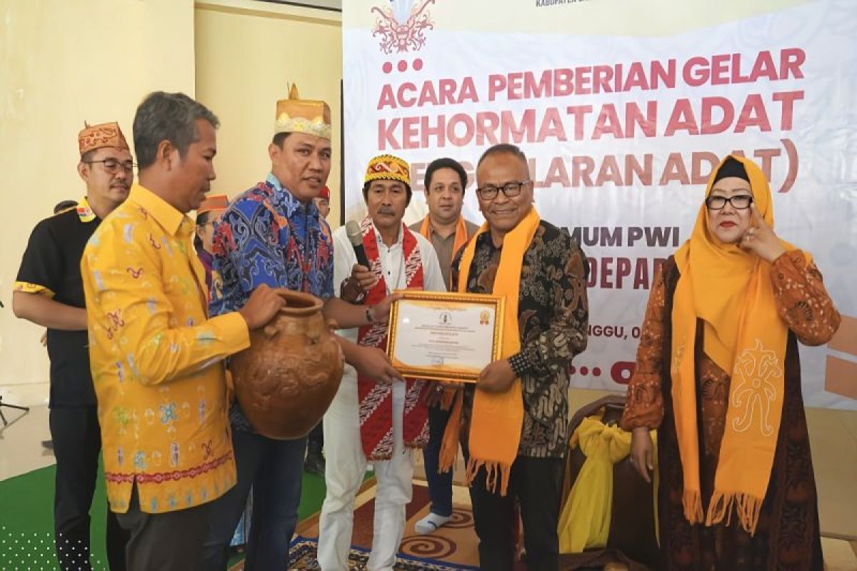 DAD Lamandau berikan gelar adat kepada Ketua PWI