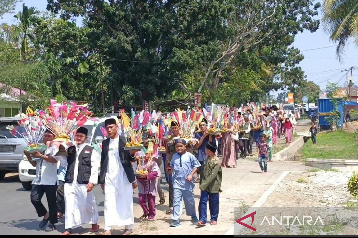 Ratusan masyarakat Bengkulu arak nasi tumpeng peringati Maulid Nabi
