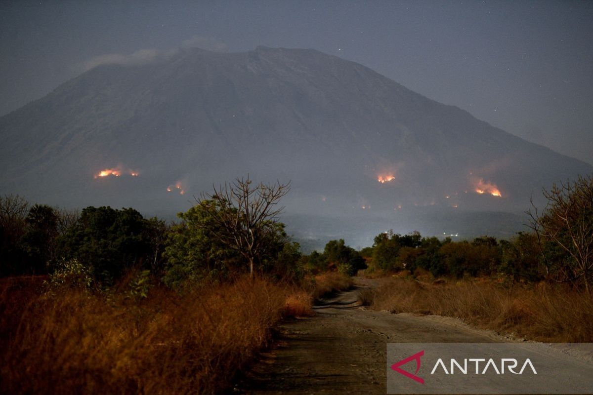 Pemadaman kebakaran hutan dan lahan di Gunung Agung sempat terkendala