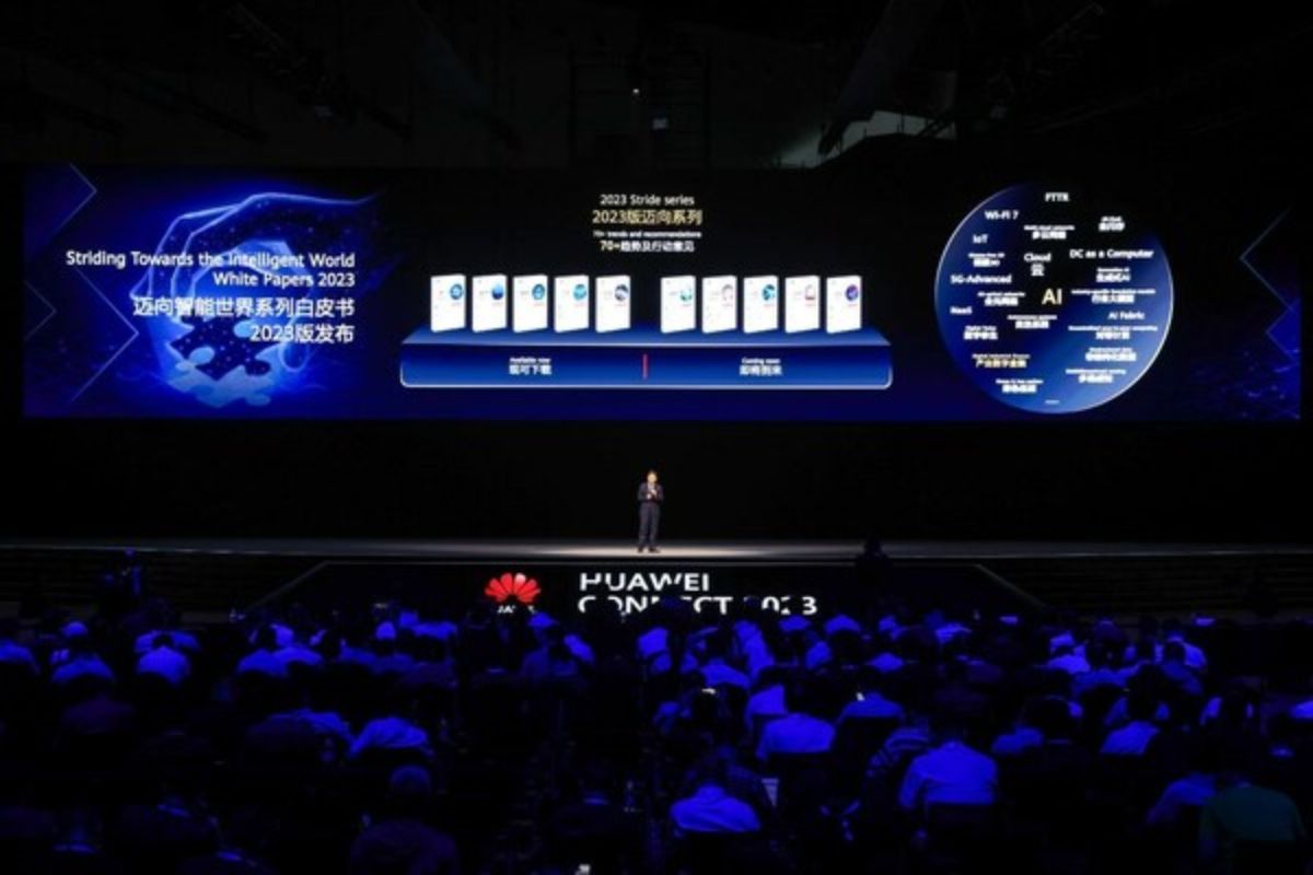 Huawei Terbitkan Laporan "Striding Towards an Intelligent World" untuk Industri Keuangan
