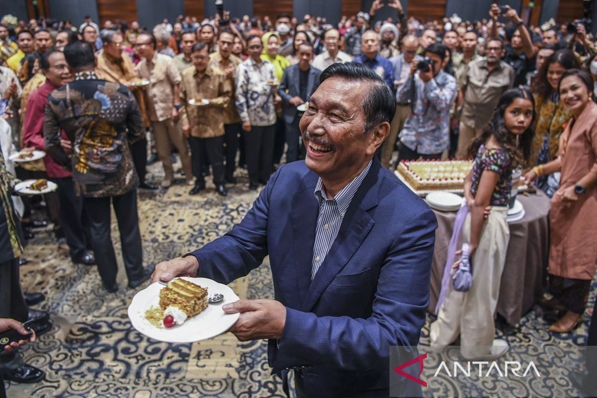 Sepekan, kondisi Luhut Binsar Pandjaitan hingga perombakan kabinet