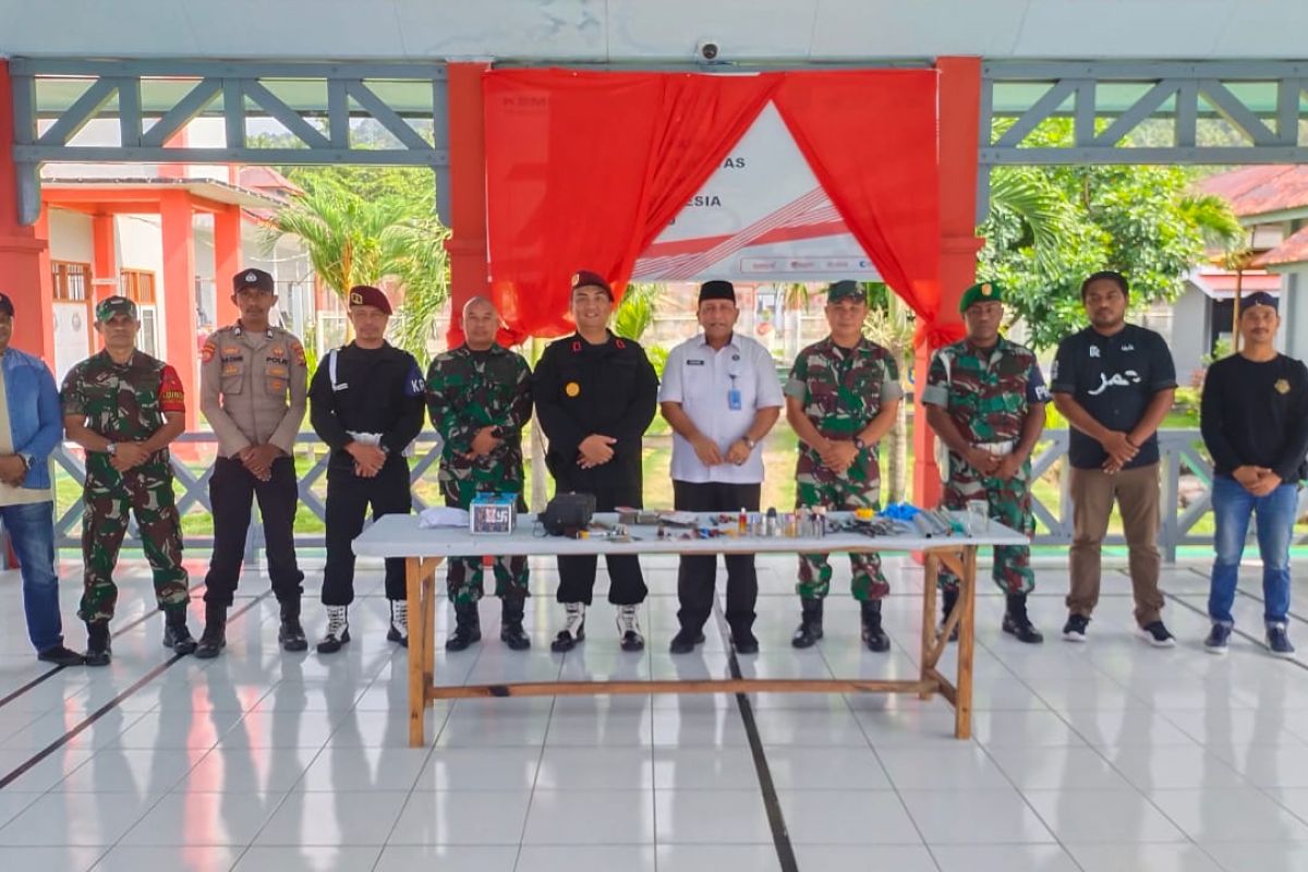 Petugas gabungan  razia kamar Rutan Ternate