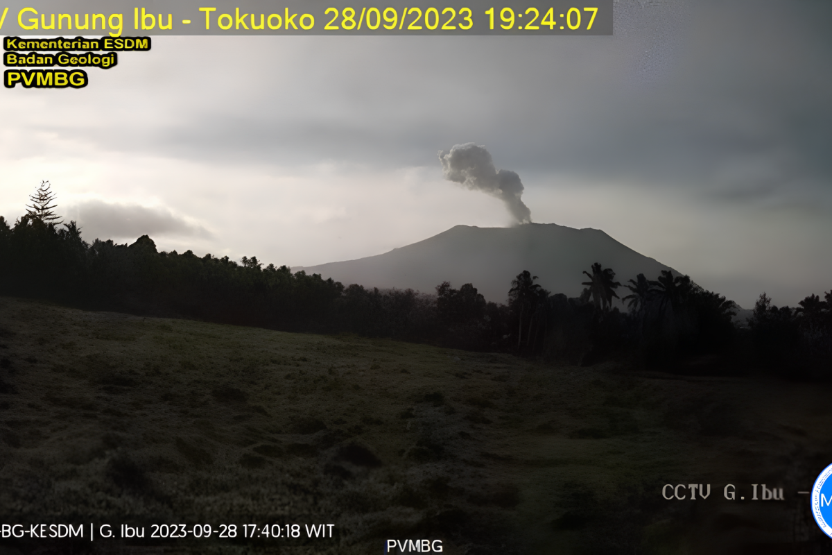Gunung Ibu erupsi lontarkan abu setinggi 800 meter