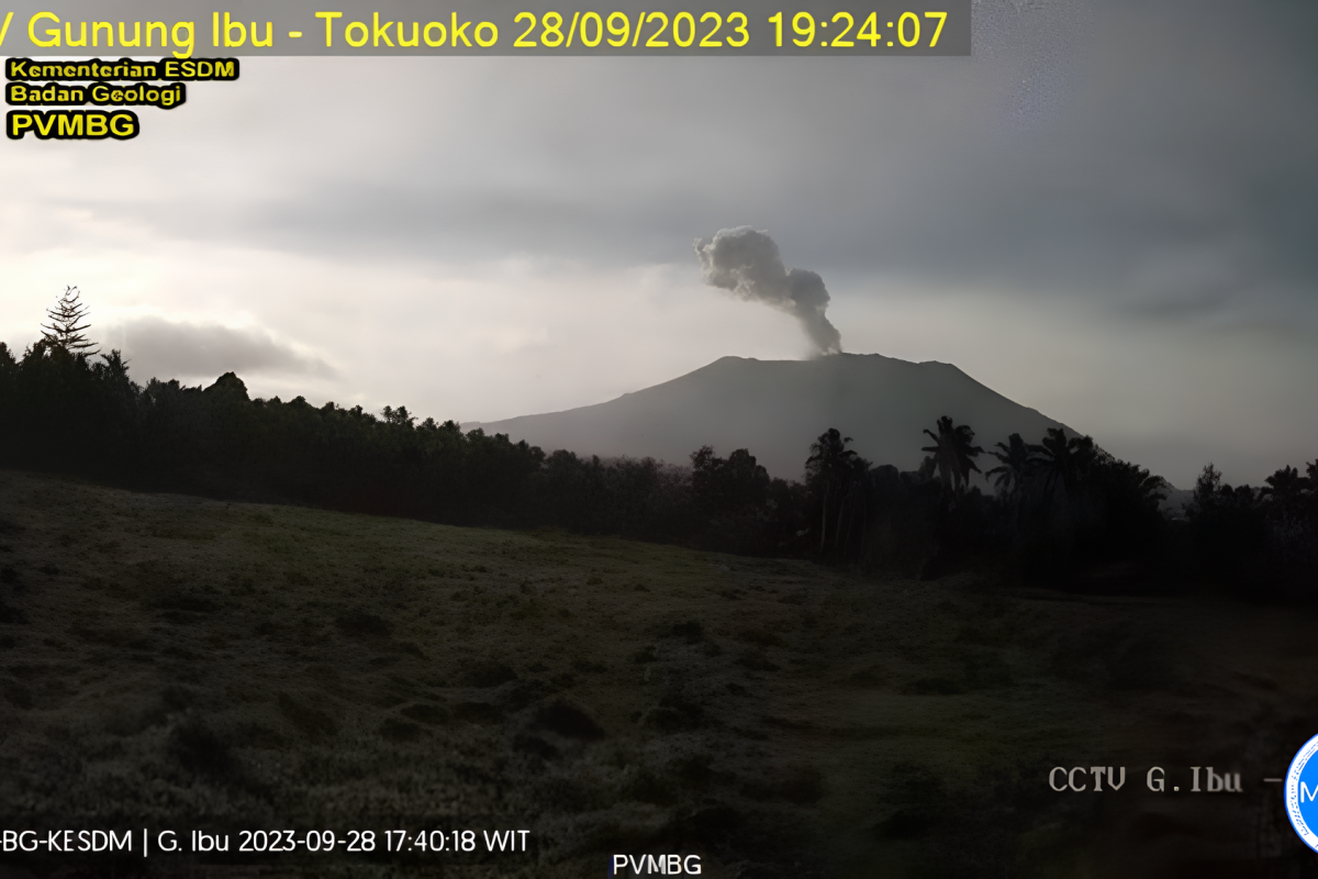 Gunung Ibu lontarkan abu setinggi 800 meter