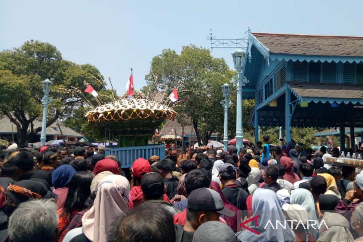 Keraton Surakarta menggelar Grebeg Maulud