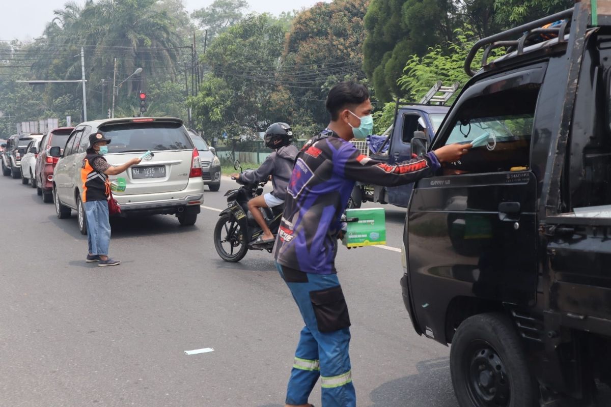 Satgas Karhutla Palangka Raya bagikan masker pada pengguna jalan