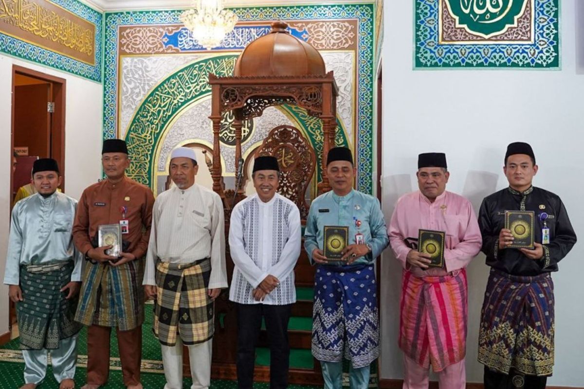 Gubernur Riau serahkan seribu wakaf Al-Quran