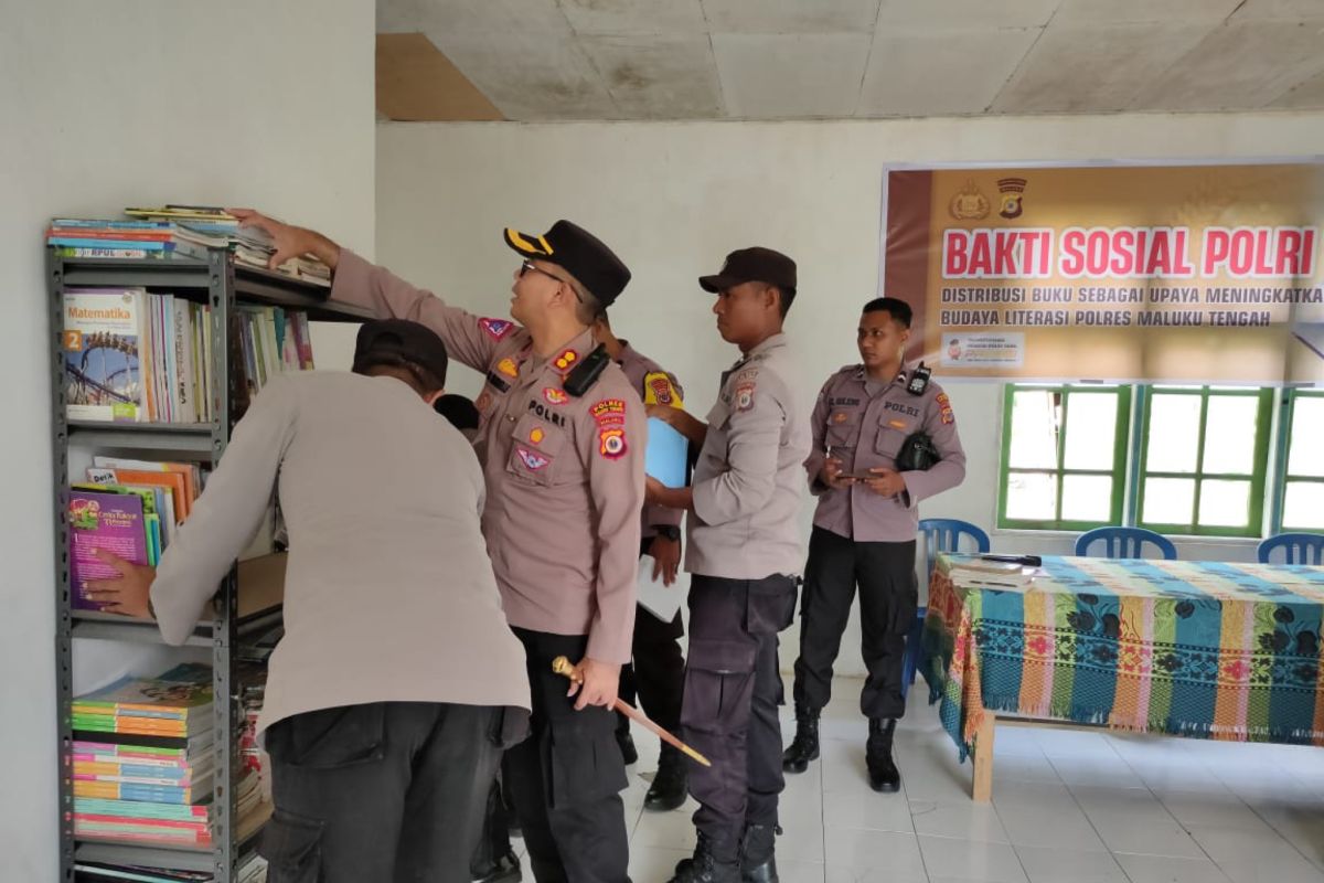 Polres Maluku Tengah distribusikan 1.700 buku bacaan wujudkan peduli literasi