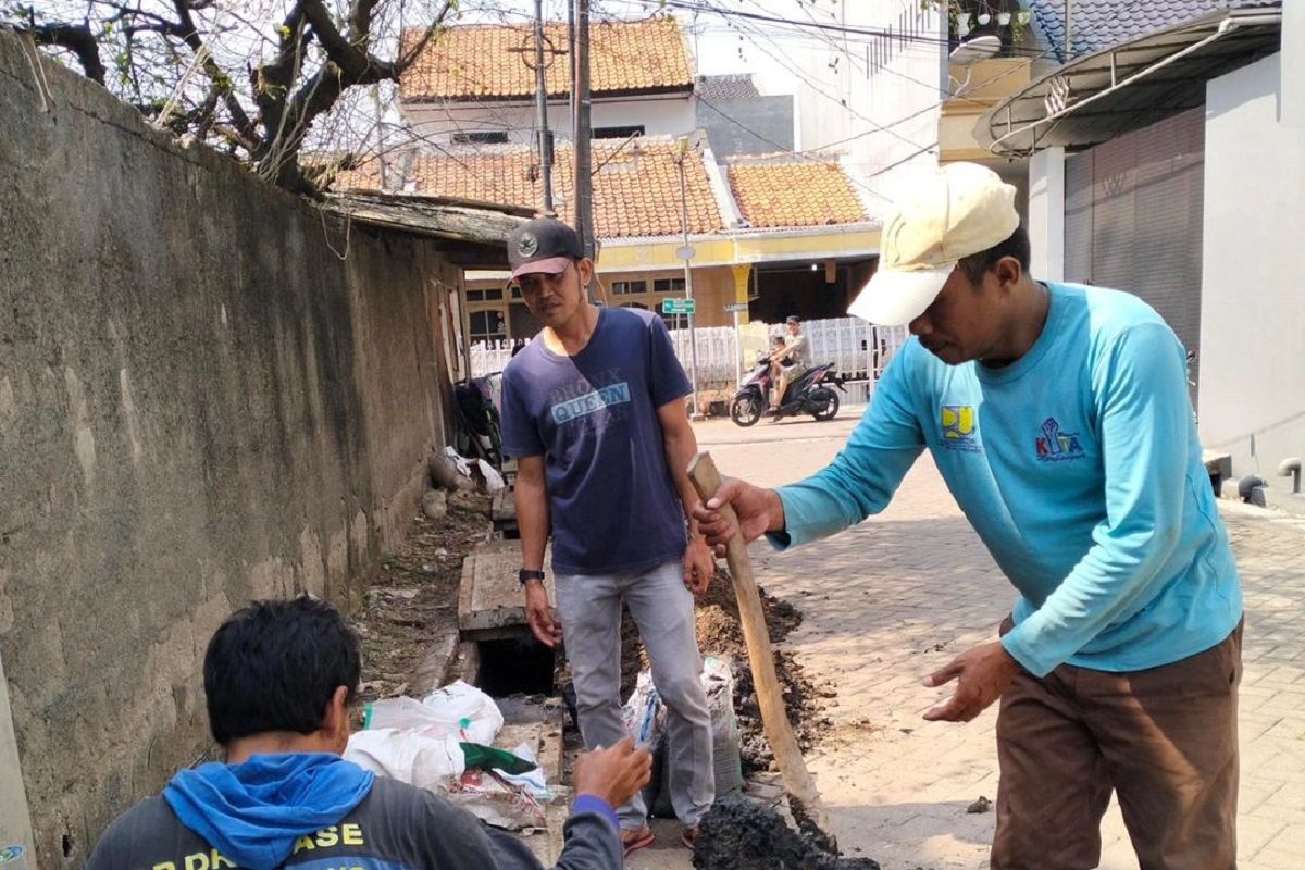 Dinas PUPR Kota Tangerang normalisasi drainase antisipasi penyumbatan