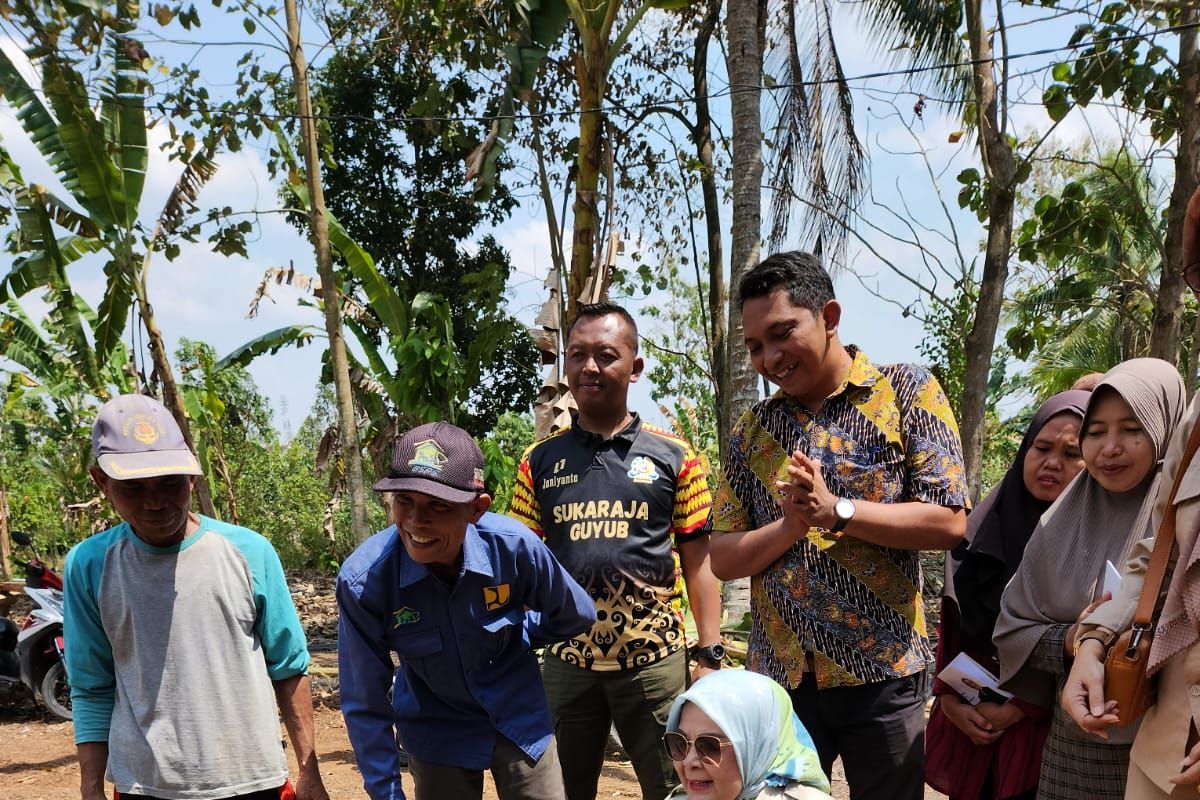 Sebanyak 15 warga terima bantuan bedah rumah dari Wakil Ketua I DPRD Lampung