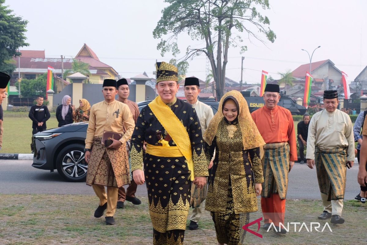 Usai Kapolda Riau terima gelar adat, ribuan orang hadiri pesta rakyat