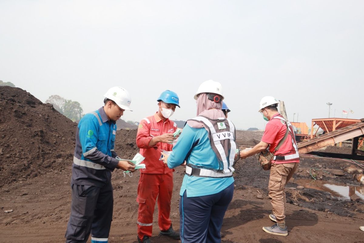 Pelindo Jambi bagikan masker ke pekerja pelabuhan waspada polusi udara