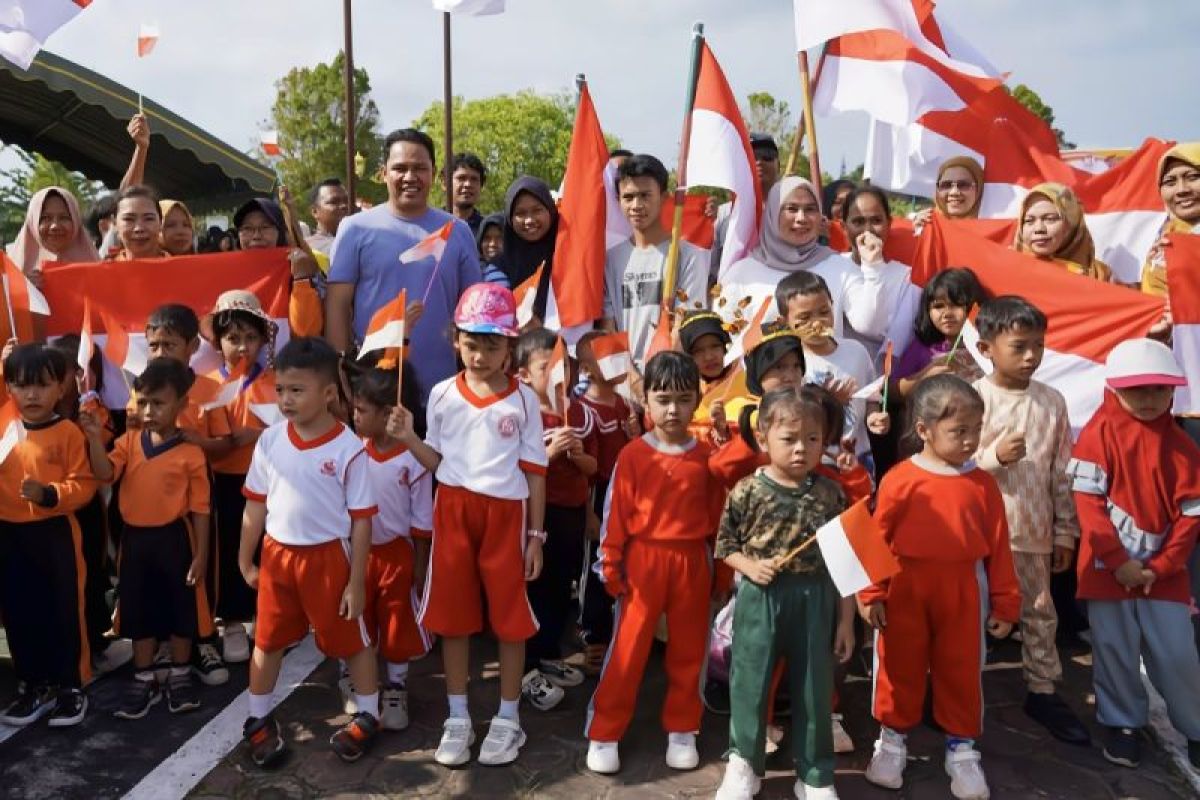 Pemkab Lamandau bagikan bendera merah putih kepada masyarakat