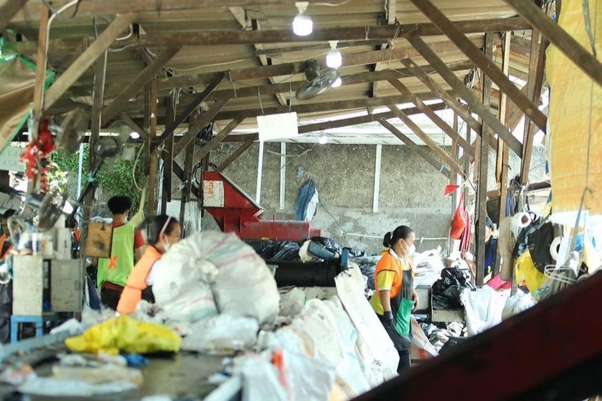 Walkot Jakbar tinjau tempat pengolahan sampah di Cengkareng