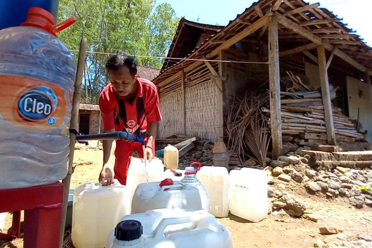 Pemkab Trenggalek distribusikan air bersih ke desa-desa terdampak kekeringan