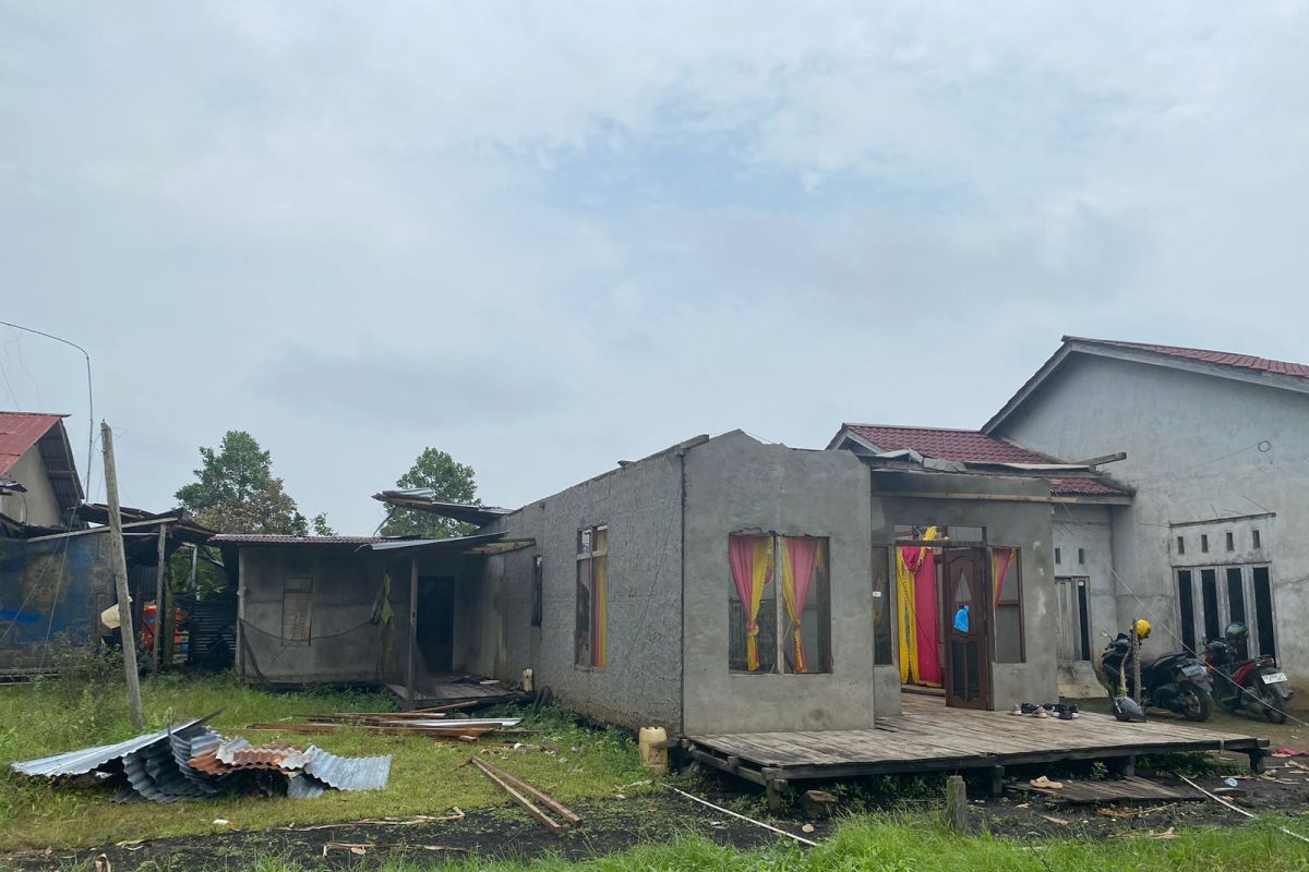Tujuh rumah warga Desa Punggur Kalbar rusak akibat angin kencang
