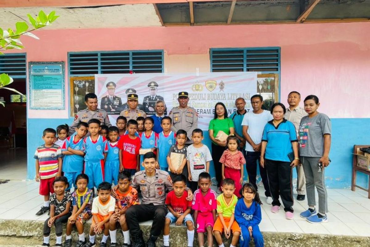 Polres SBB salurkan bantuan ratusan buku dan air bersih bagi warga