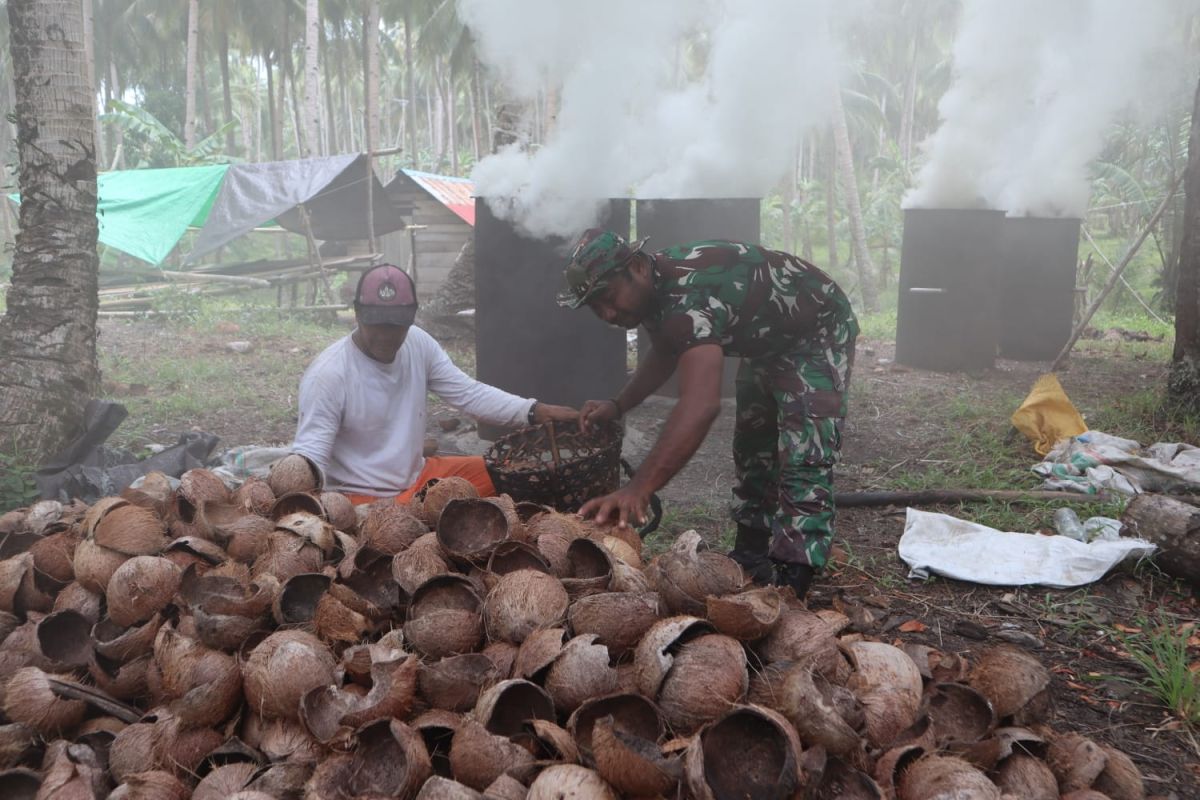 Personel TMMD bantu kembangkan usaha arang tempurung kelapa