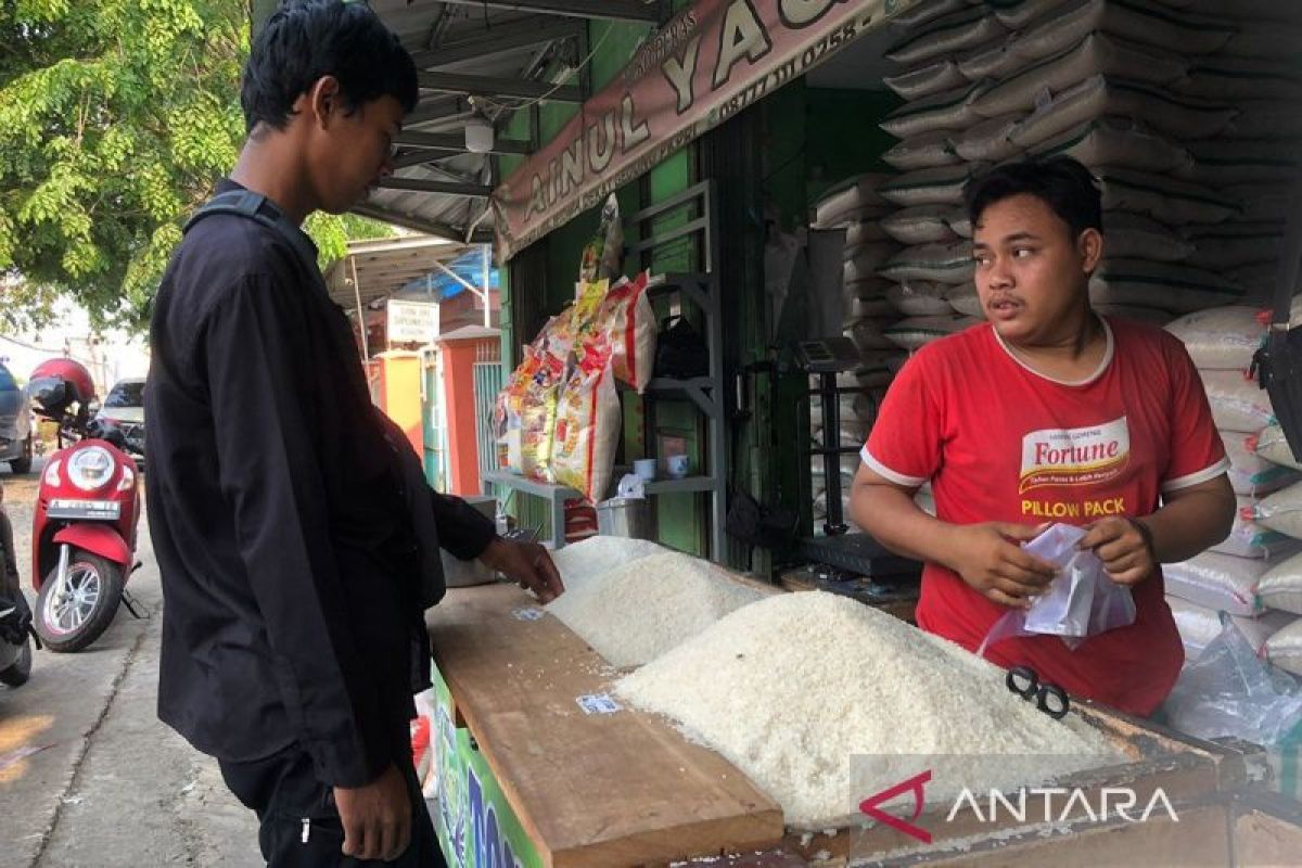 Konsumen mengeluhkan harga beras masih melonjak di Serang