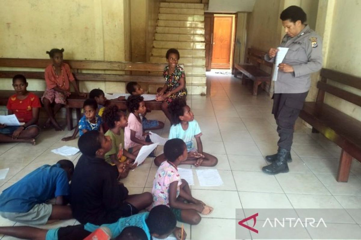 Polres Jayapura mengajar anak Papua baca tulis berantas buta aksara
