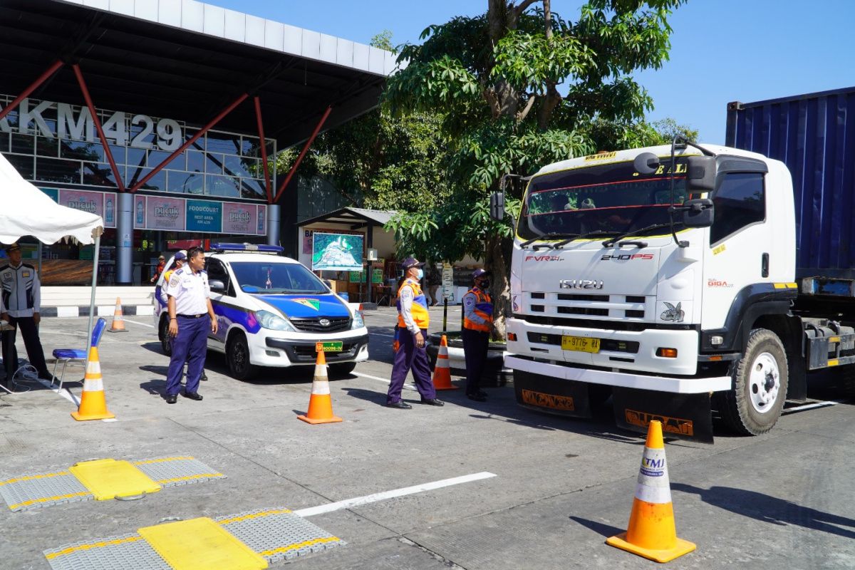 Pengelola Tol Semarang-Solo jaring puluhan truk kelebihan barang
