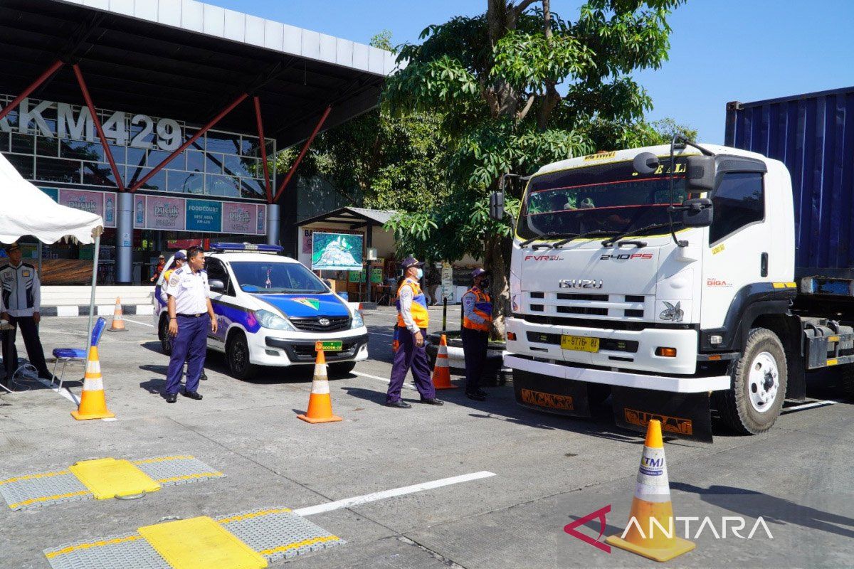 Pengelola Tol Semarang-Solo jaring puluhan truk kelebihan muatan