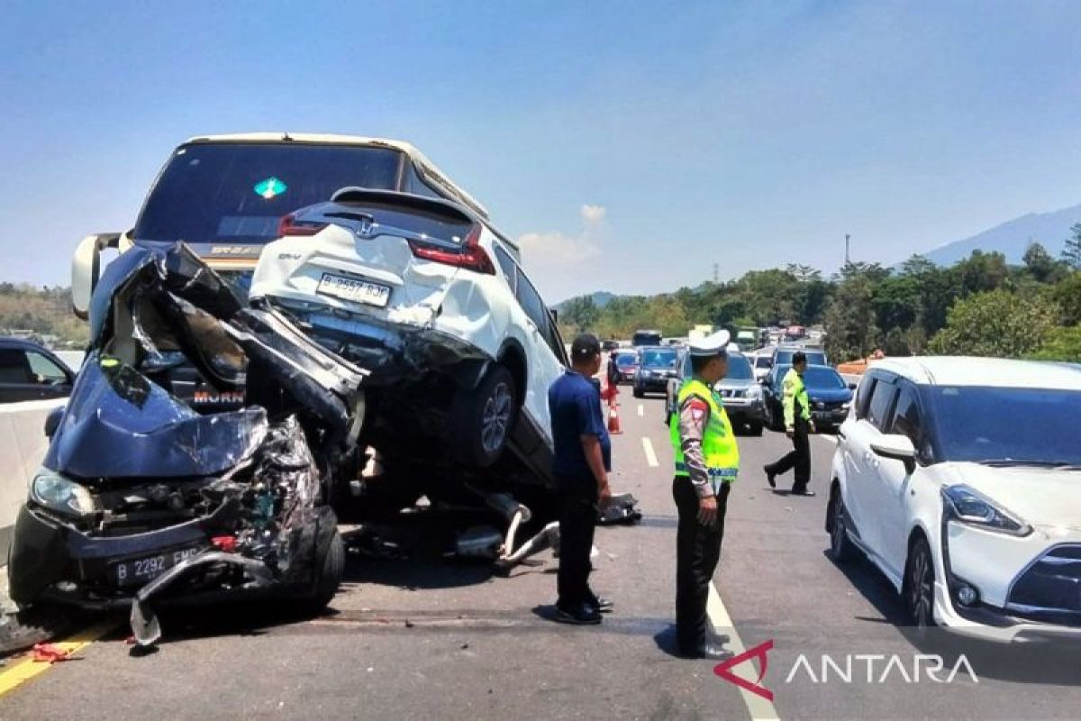 Enam kendaraan terlibat kecelakaan beruntun di Tol Semarang-Solo