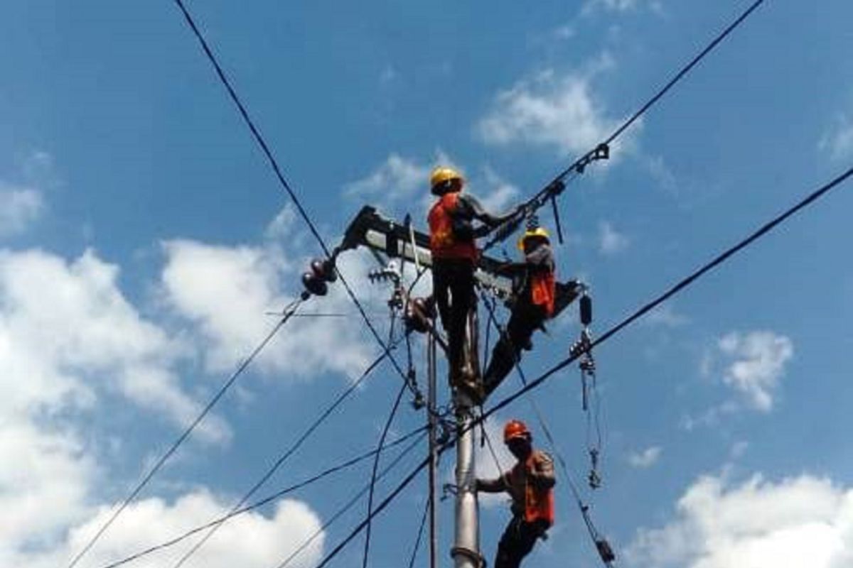 PLN sudah mengalirkan listrik dusun dan desa ke empat kabupaten di NTT
