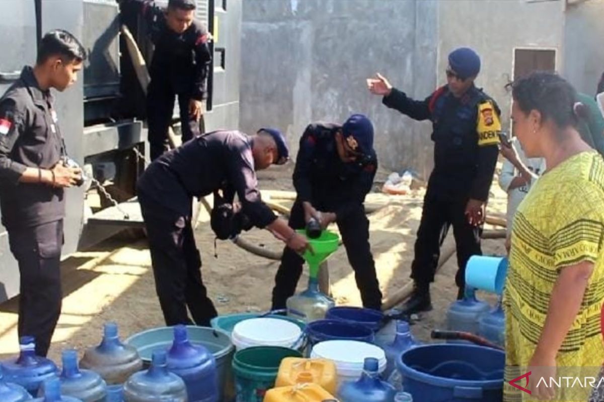 Brimob Polda Sulawesi Tenggara  salurkan ribuan liter air bersih di Soropia.