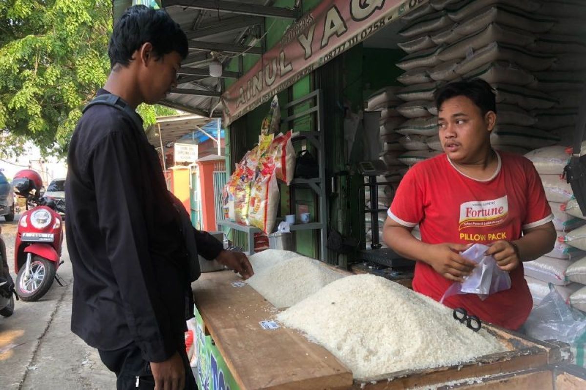 Konsumen mengeluhkan harga bahan pokok beras masih melonjak di Serang
