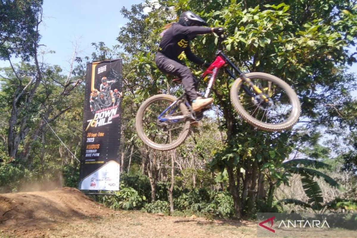 Andy Prayogo-Ayu Triya tercepat kualifikasi 76 Indonesian Downhill