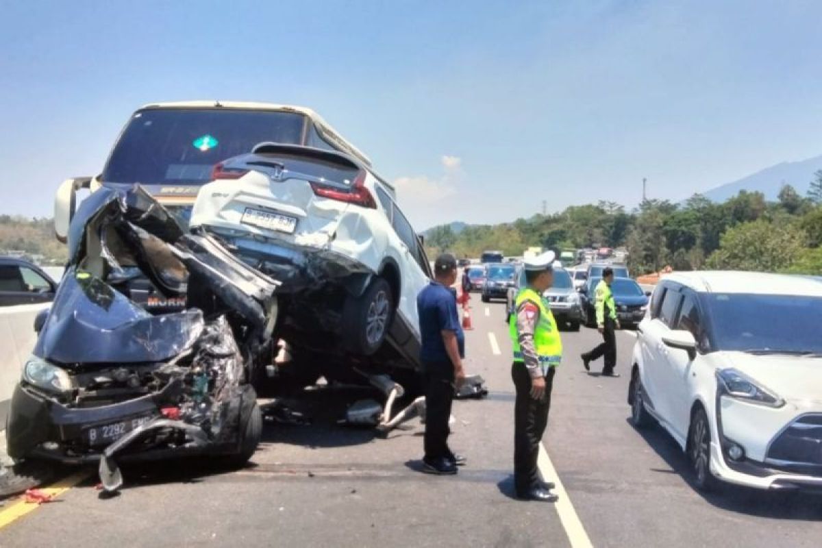 Enam kendaraan bermotor terlibat kecelakaan beruntun di Tol Semarang-Solo