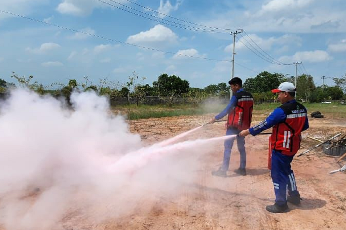 PT Hutama Karya menambah alat bantu pemadam api di Tol Trans Sumatera