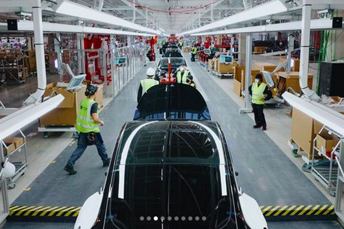 Tesla gabung dengan GM, Ford perlambat laju pabrik kendaraan listrik