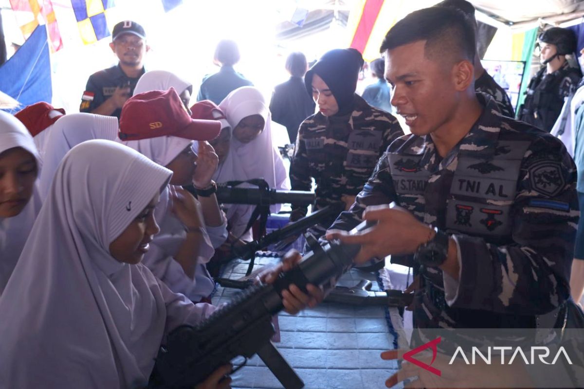 Lantamal VI Makassar gelar pameran alutsista di Pantai Losari sambut HUT TNI