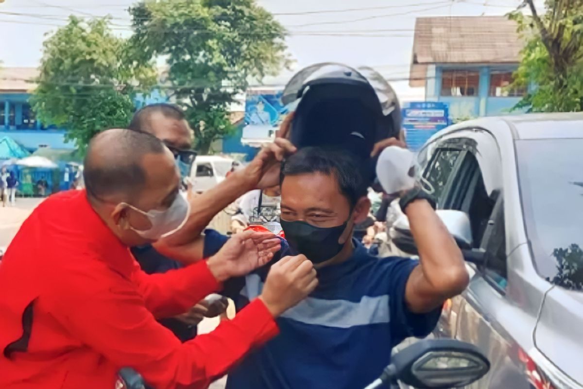 Relawan peduli asap PMI OKU bagikan ribuan masker