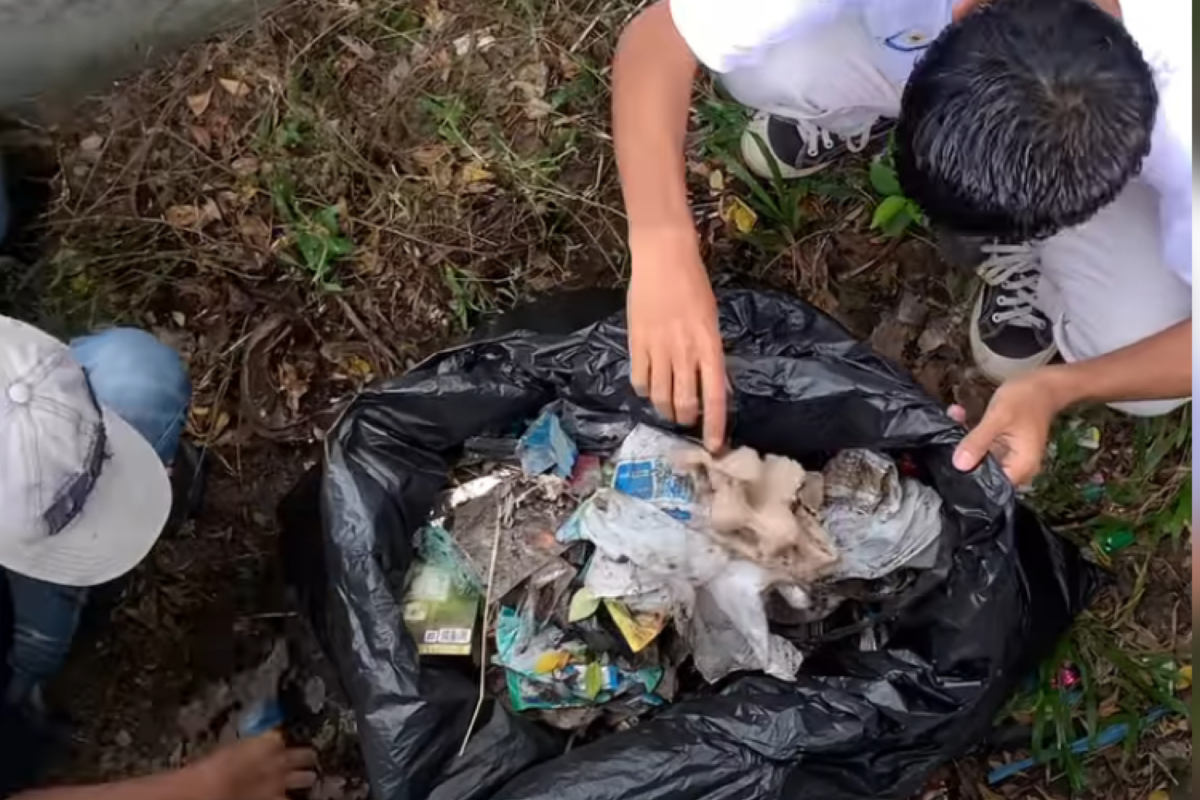 The Mulung kumpulkan sampah 12 kantong di Pantai Tapal Kuda  Ambon