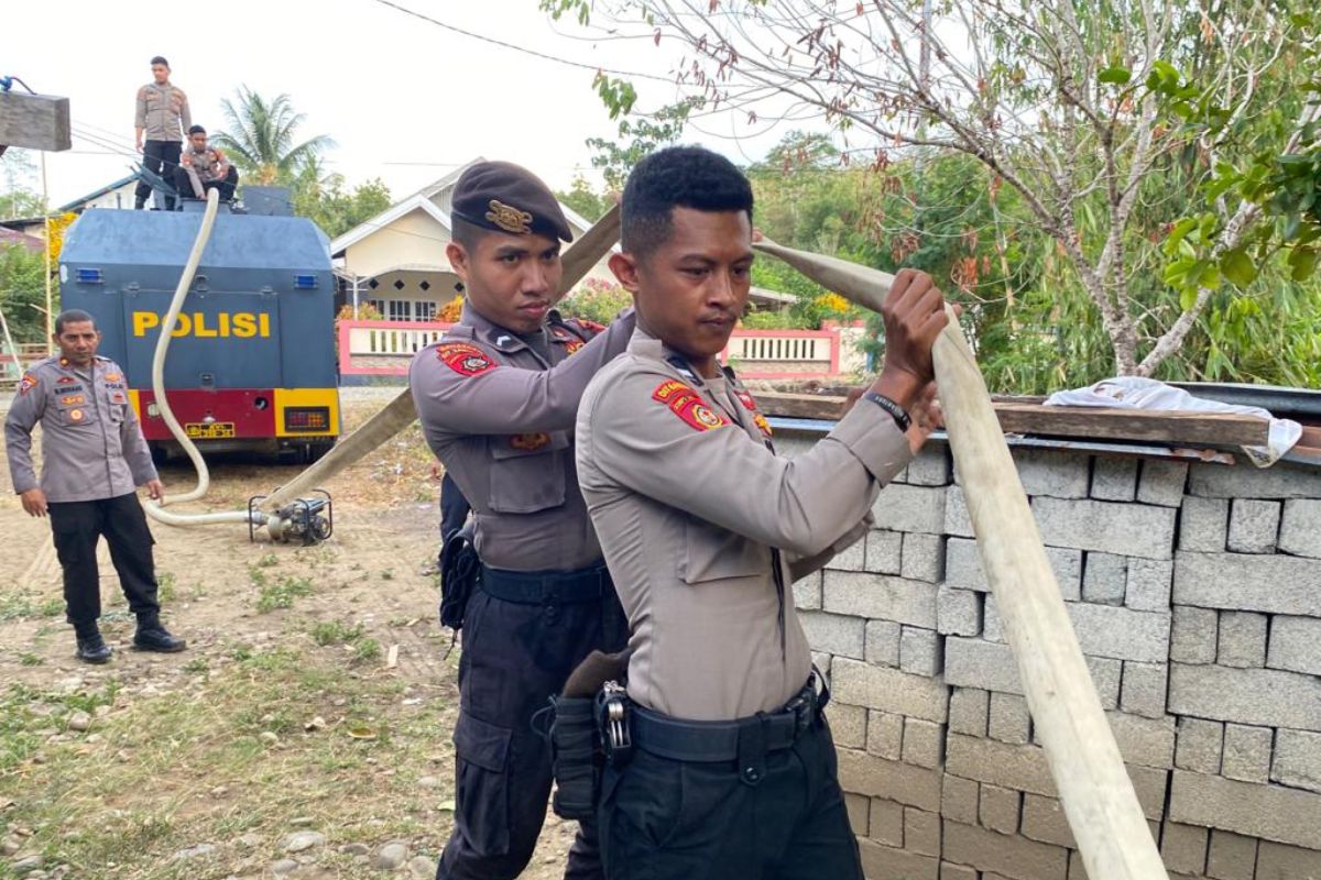 Polres SBT bantu suplai air bersih bagi warga yang kekeringan di  Bula